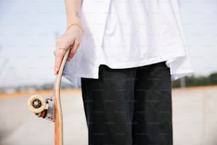 eine Person, die ein Skateboard in der Hand hält