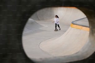 une personne qui fait de la planche à roulettes dans un skatepark