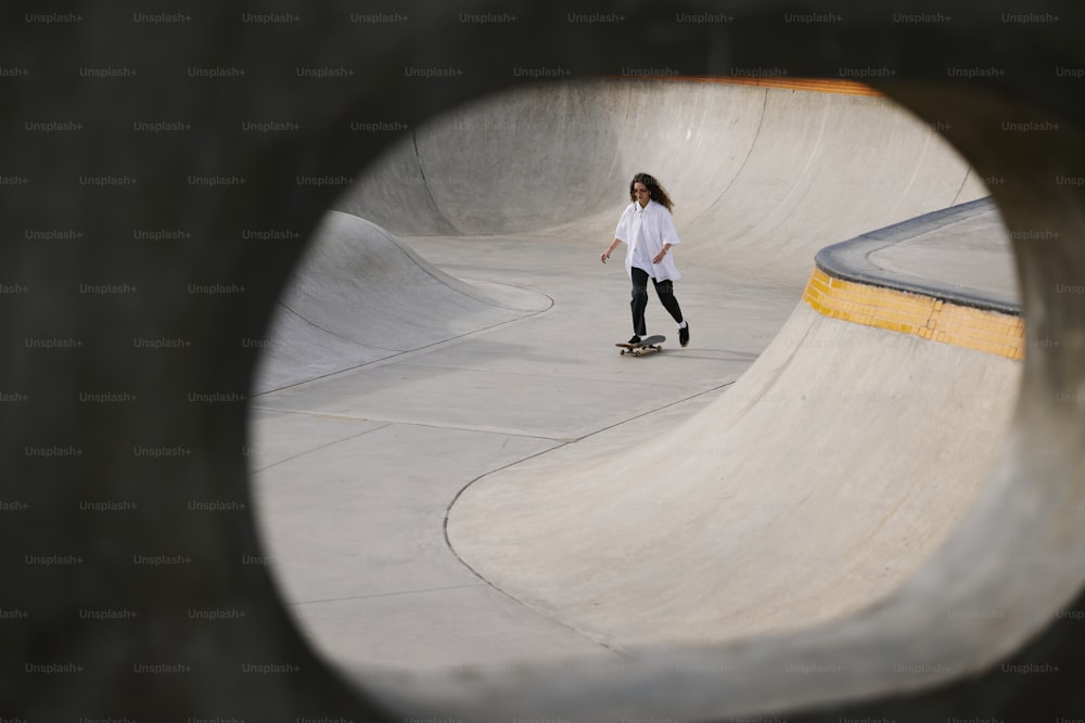 eine Person, die in einem Skatepark auf einem Skateboard fährt