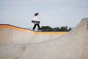 Una persona montando una tabla de skate en un parque de patinaje