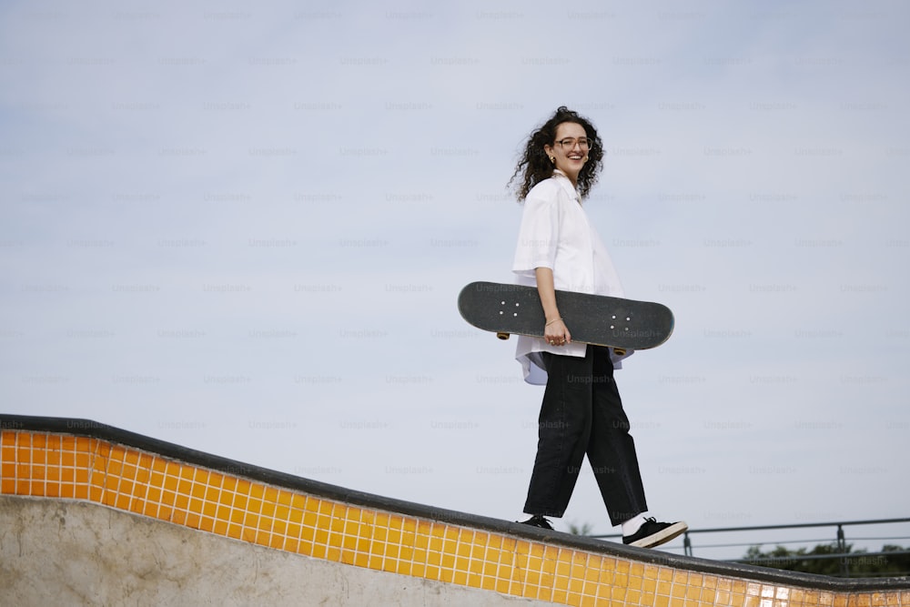 uma mulher subindo uma rampa com um skate