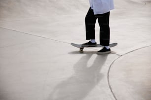 Ein Mann, der auf einem Skateboard eine Zementrampe hinunterfährt
