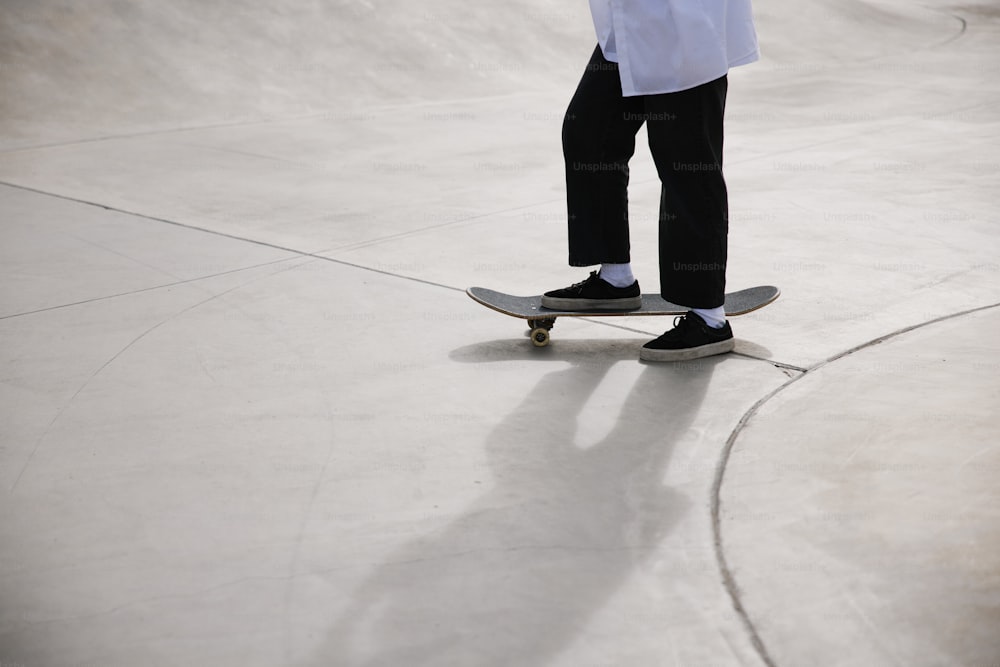 Ein Mann, der auf einem Skateboard eine Zementrampe hinunterfährt