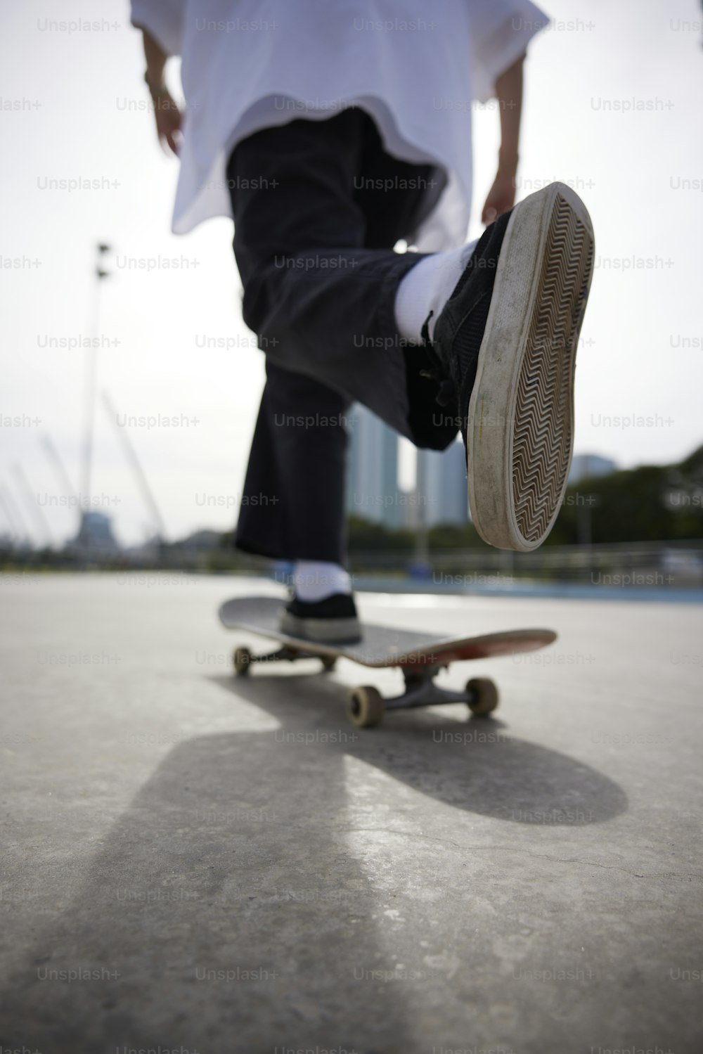 eine Person auf einem Skateboard, die einen Trick macht
