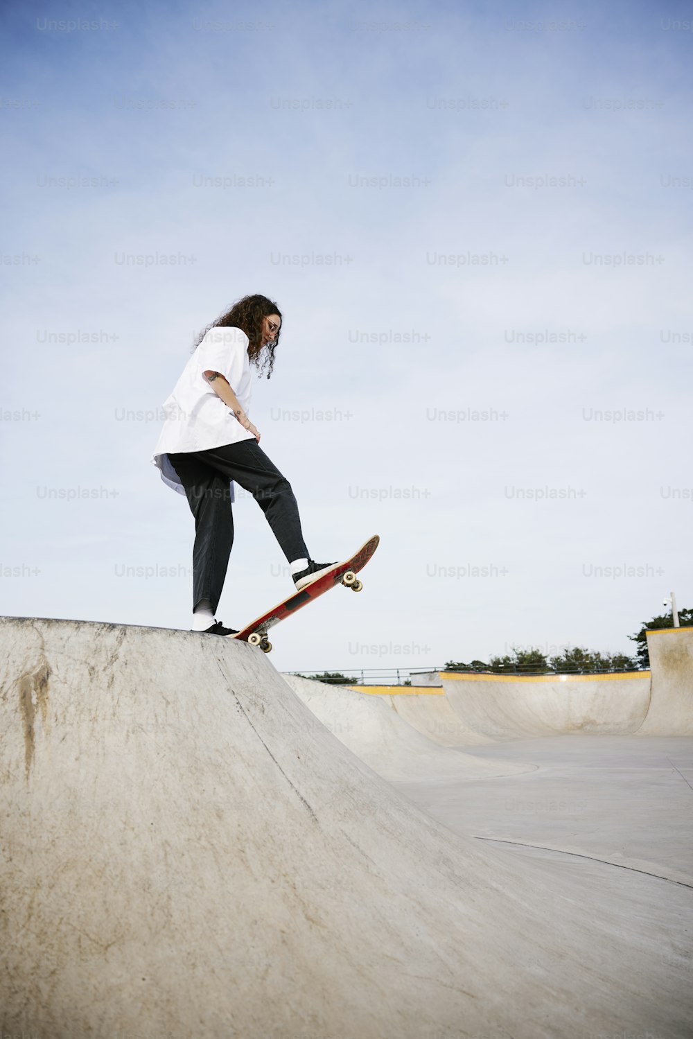 Ein Mann, der mit einem Skateboard die Seite einer Rampe hinauffährt