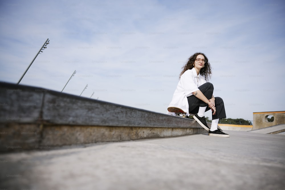 Une jeune femme sur une planche à roulettes sur une rampe de ciment