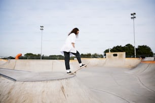 eine Person, die in einem Skatepark auf einem Skateboard fährt