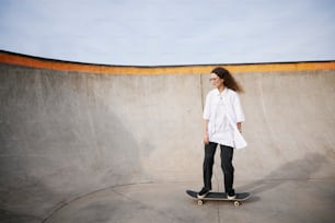 スケートパークでスケートボードの上に立つ女性