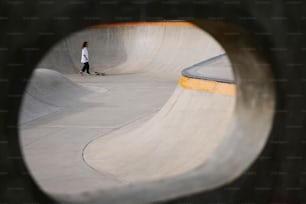 une personne qui fait de la planche à roulettes dans un skatepark