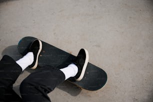 eine Person mit ihren Füßen auf einem Skateboard