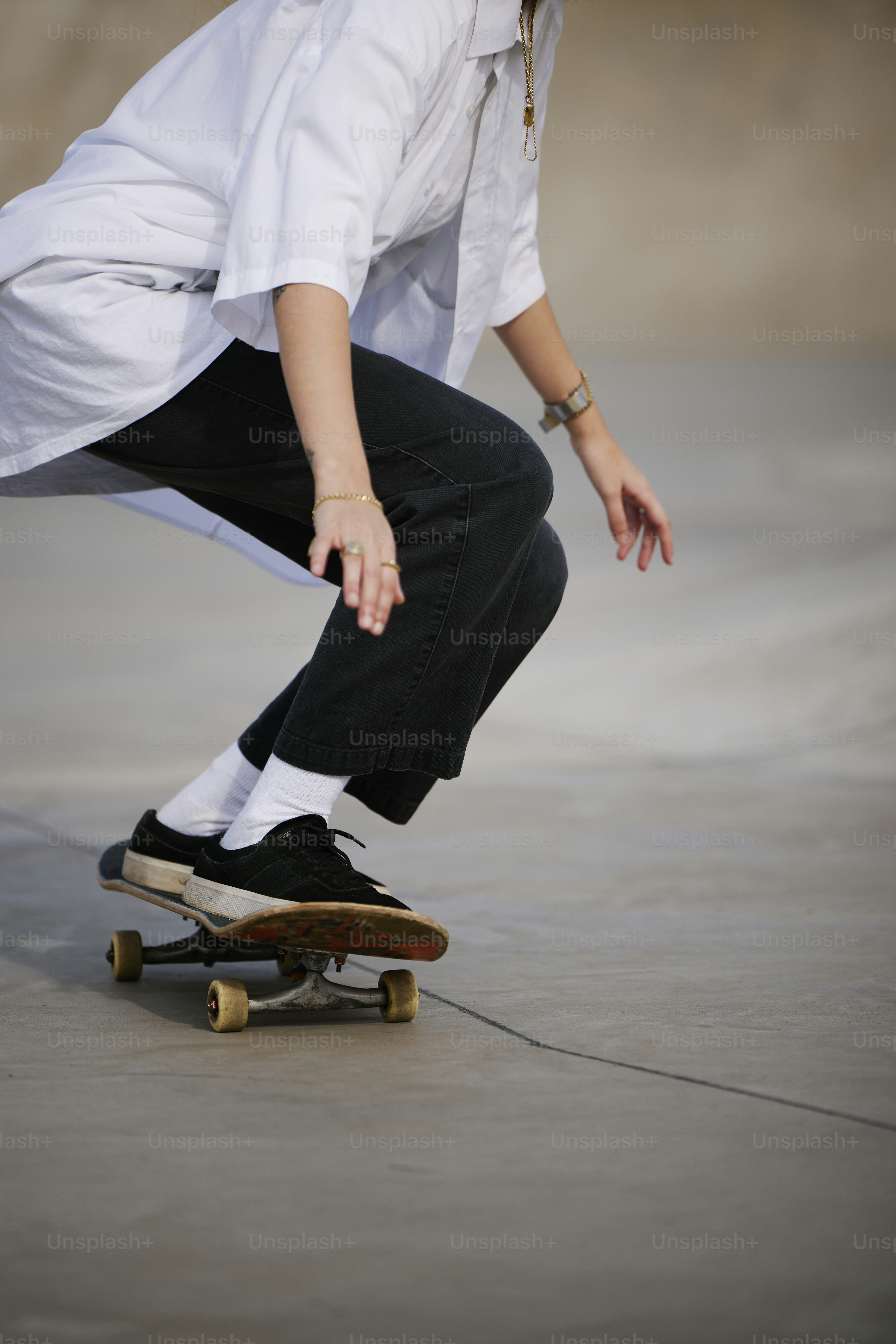 une personne faisant de la planche à roulettes sur une surface en ciment