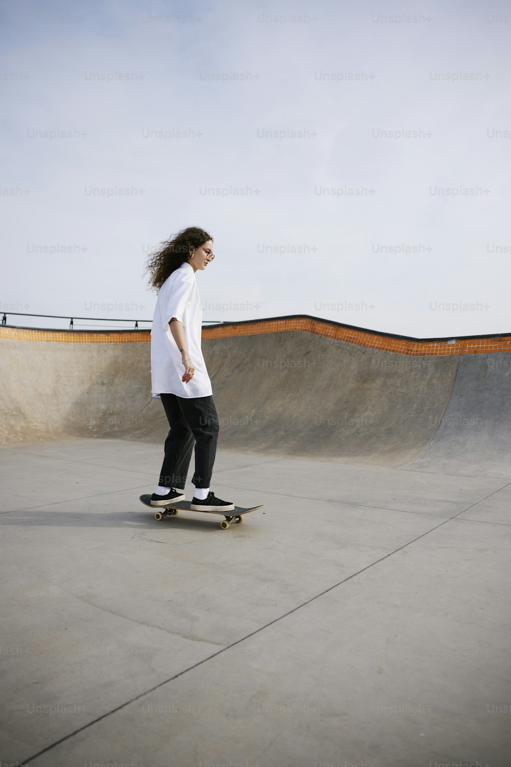Un uomo che cavalca uno skateboard in uno skate park