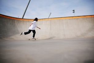 uma pessoa andando de skate em uma pista de skate