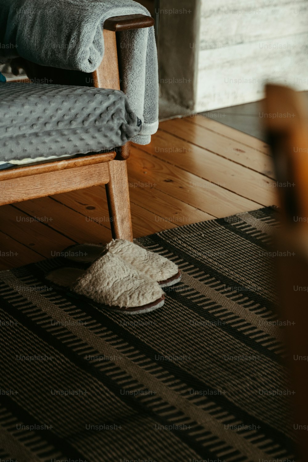 um par de chinelos sentados em cima de um chão de madeira