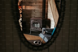 un espejo que refleja una sala de estar con una estufa de leña