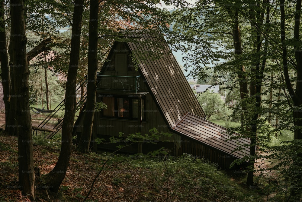 eine kleine Hütte im Wald mit Metalldach