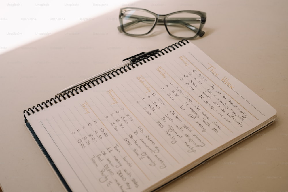 ein Kalender mit Gläsern auf einem Tisch neben einer Brille