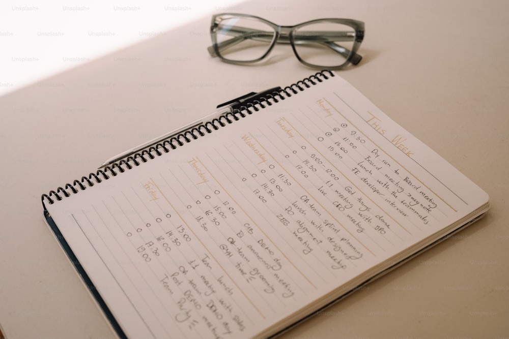 un calendario con vasos en una mesa junto a un par de vasos