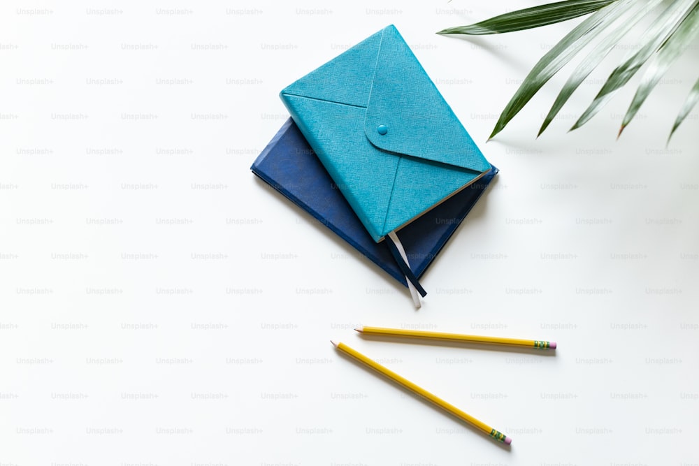 une enveloppe bleue avec un crayon à côté