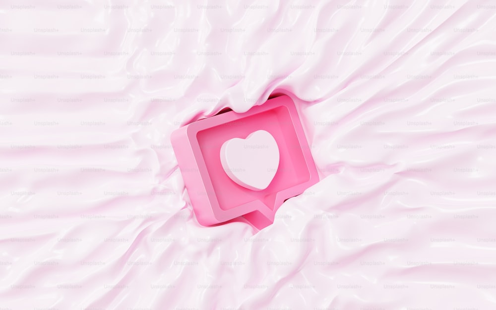 Una caja rosa con un corazón blanco en ella