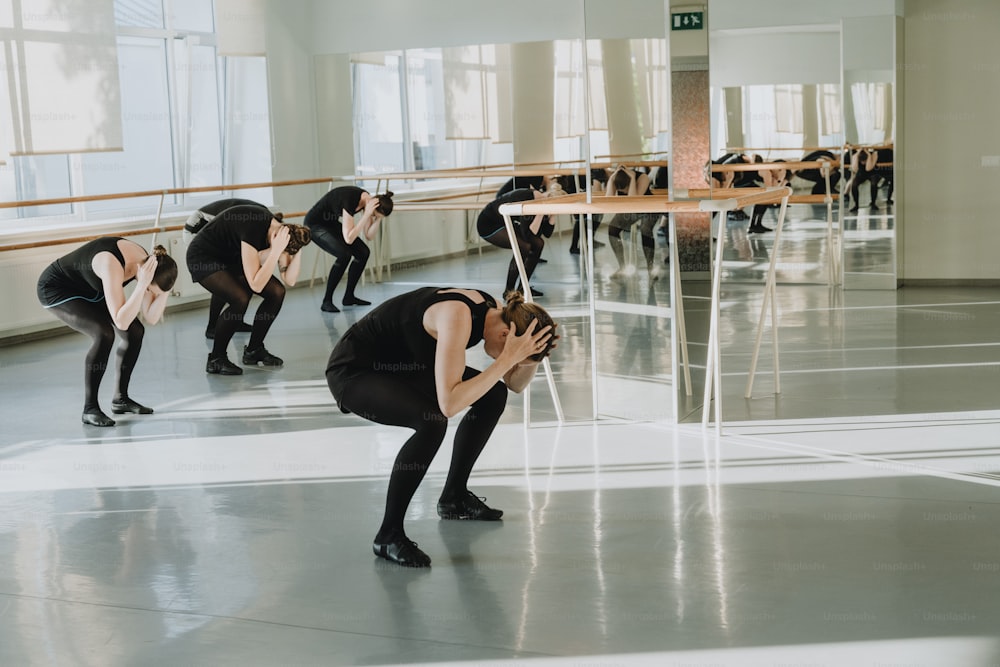 Un gruppo di ballerini in uno studio di danza