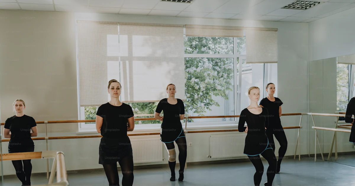 Set Dancing Group A group of dancers in a dance studio photo – Dance Image on Unsplash