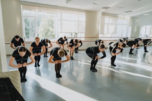 un groupe de danseurs dans un studio de danse