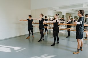 Un grupo de personas en una clase de baile