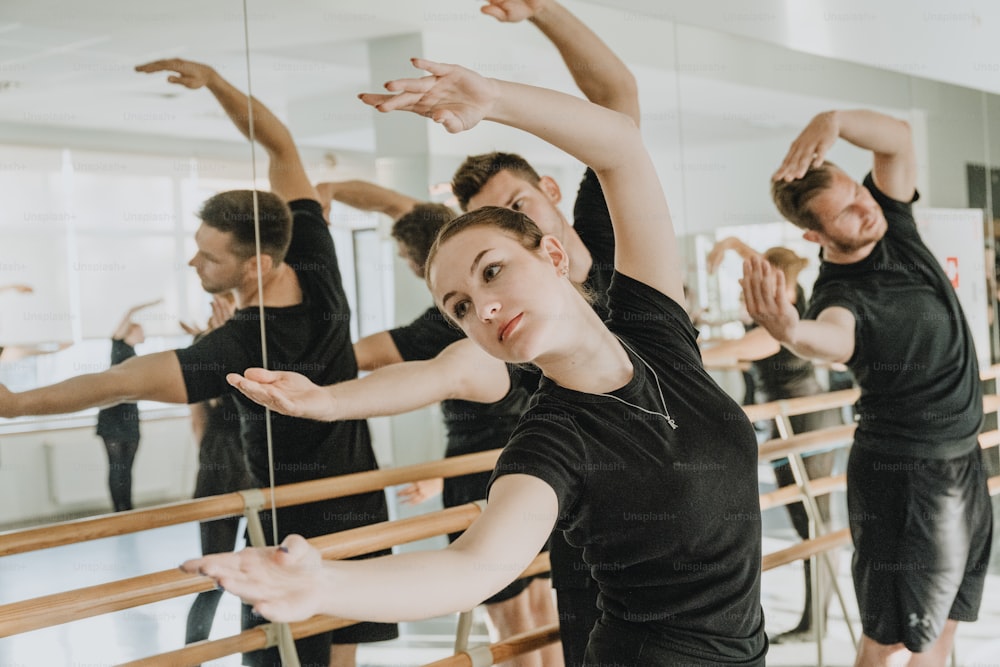 um grupo de pessoas em uma aula de dança