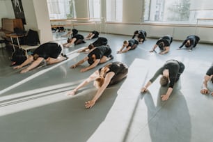 um grupo de pessoas fazendo yoga em uma sala