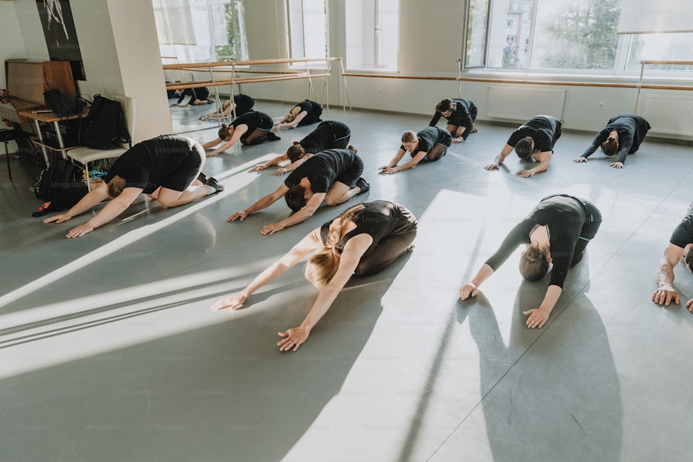Un grupo de personas haciendo yoga en una habitación