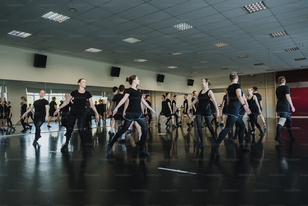 um grupo de pessoas dançando em um estúdio de dança