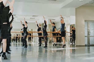 um grupo de pessoas em uma aula de dança