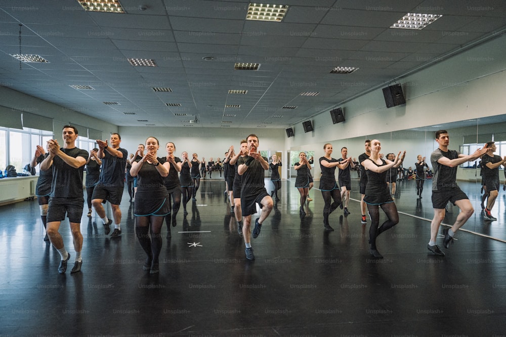 Un grupo de personas bailando en una gran sala
