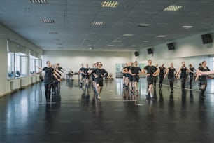 un groupe de danseurs dans une grande salle