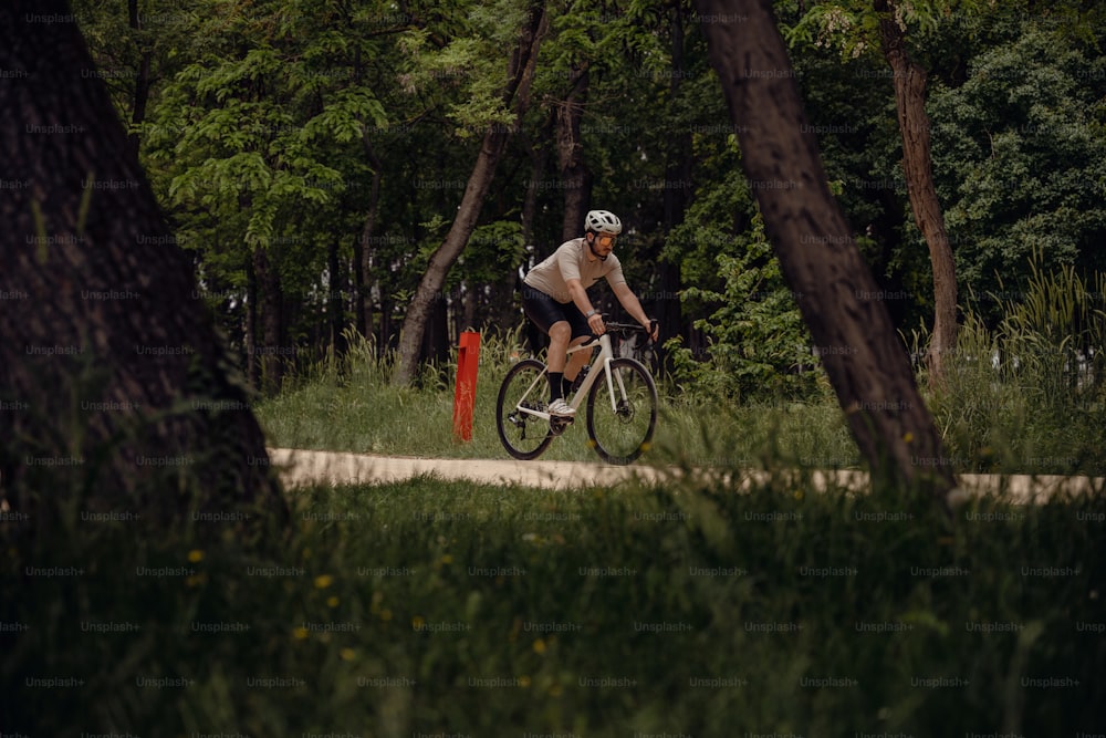 Un hombre montando en bicicleta por un bosque