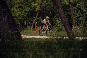숲 속을 자전거를 타고 있는 남자