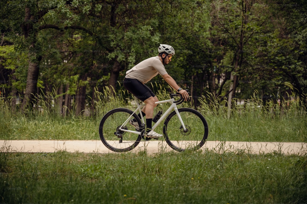um homem andando de bicicleta por uma estrada de terra