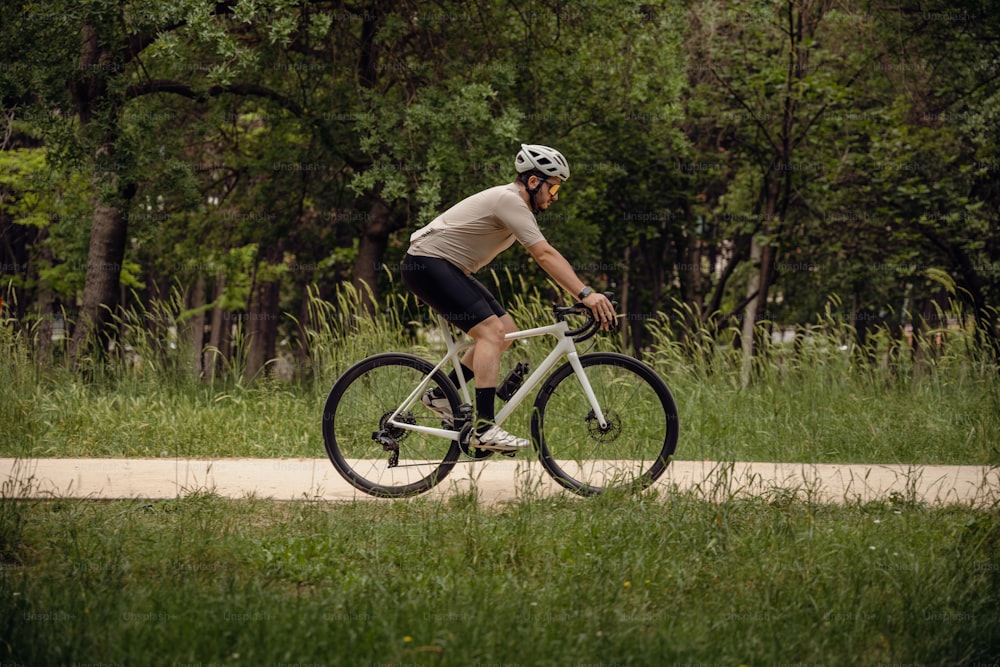 ein mann, der mit einem fahrrad eine unbefestigte straße hinunterfährt