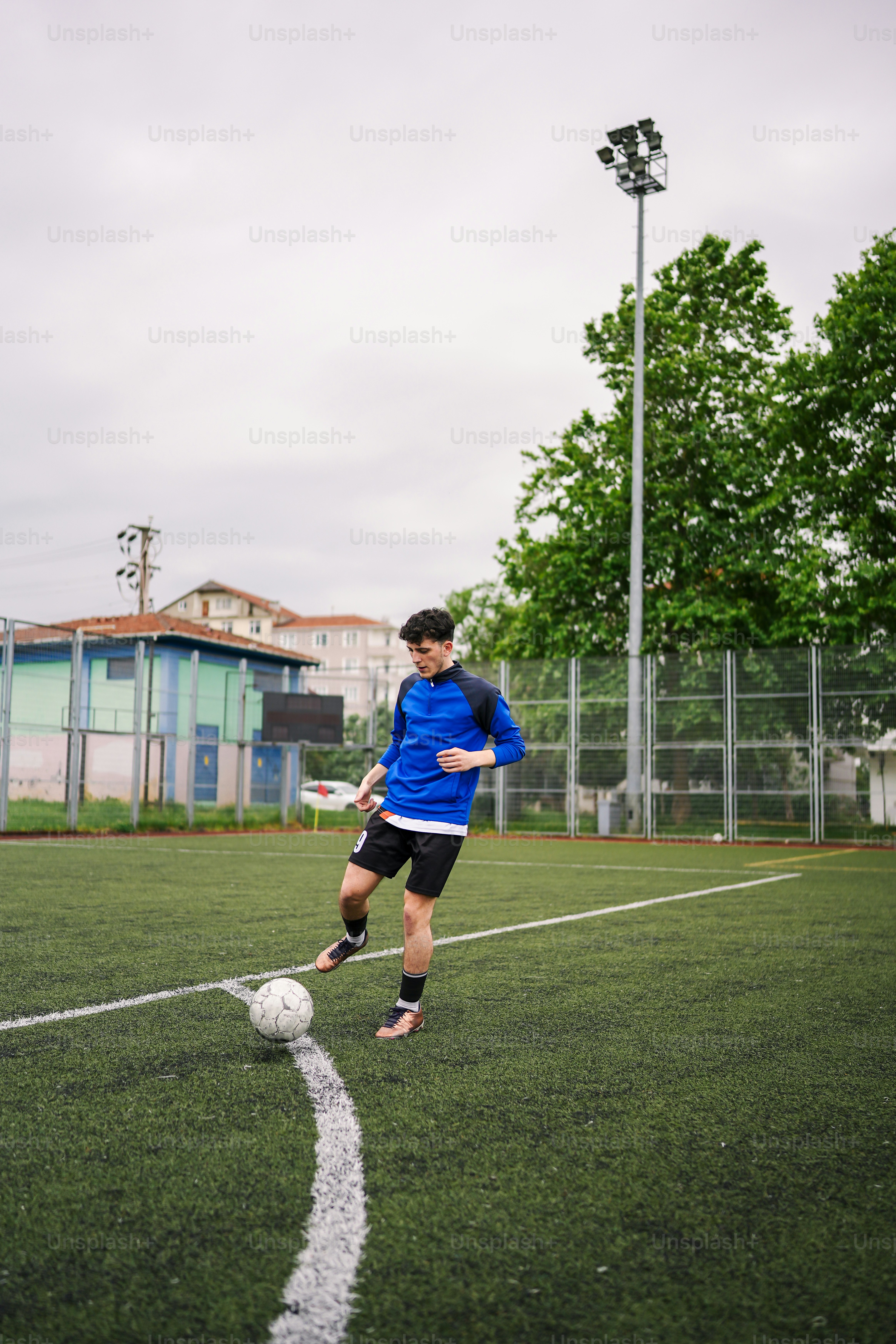 Few images capture the verve, energy, and tension of human life better than sports images. Capturing bodies in motion is no easy feat, so Unsplash has curated an only-the-finest selection of sporting images that cover everything from yoga and dancing to football and baseball