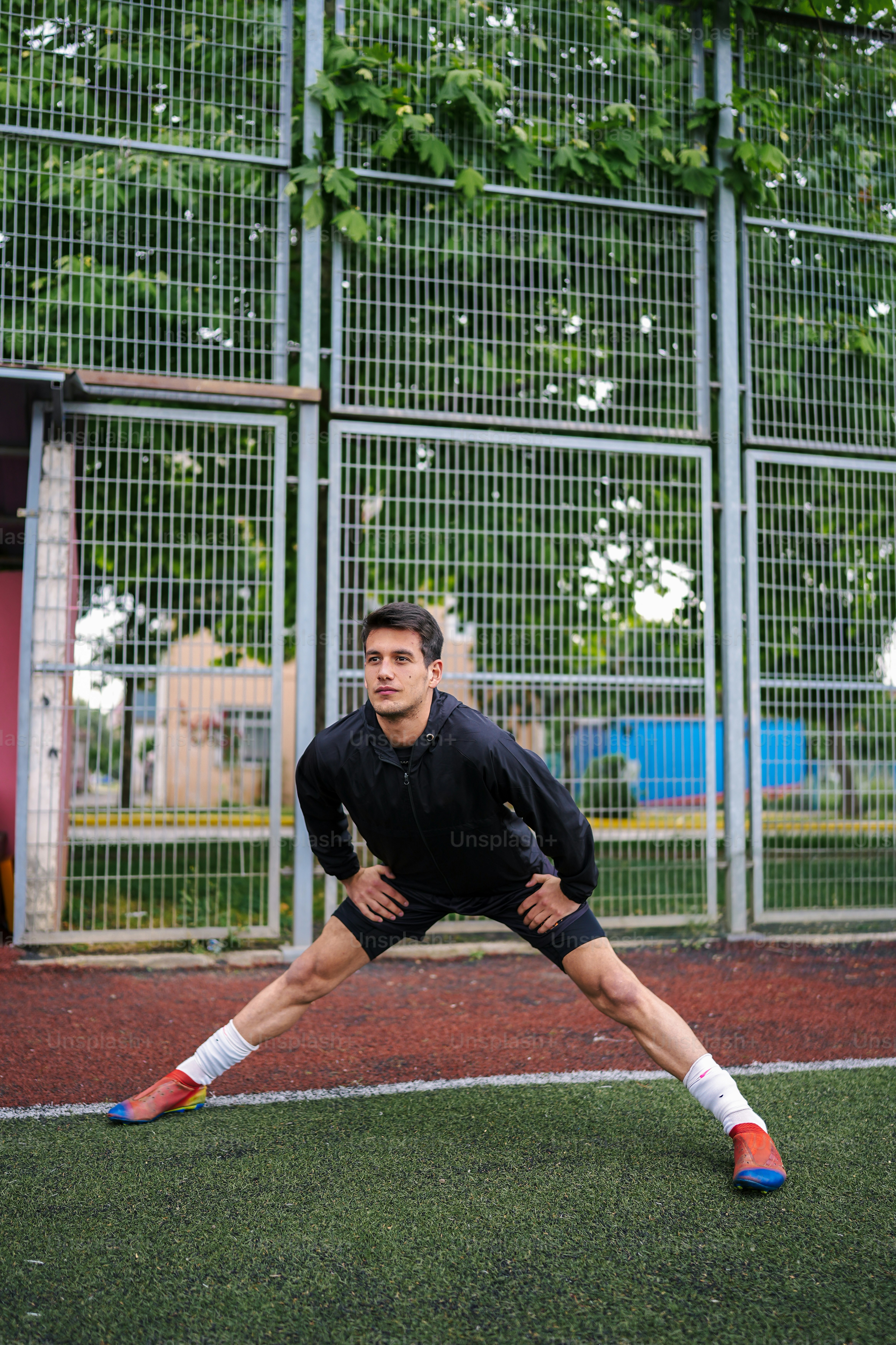 Un hombre está jugando al fútbol en un campo de fútbol