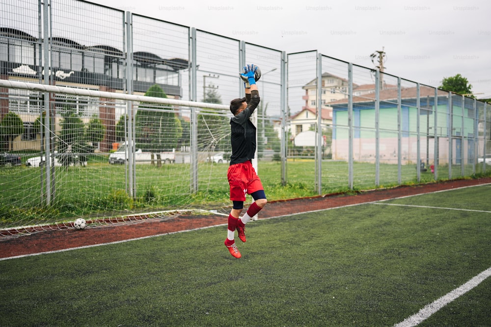 une personne qui saute en l’air sur un terrain de soccer
