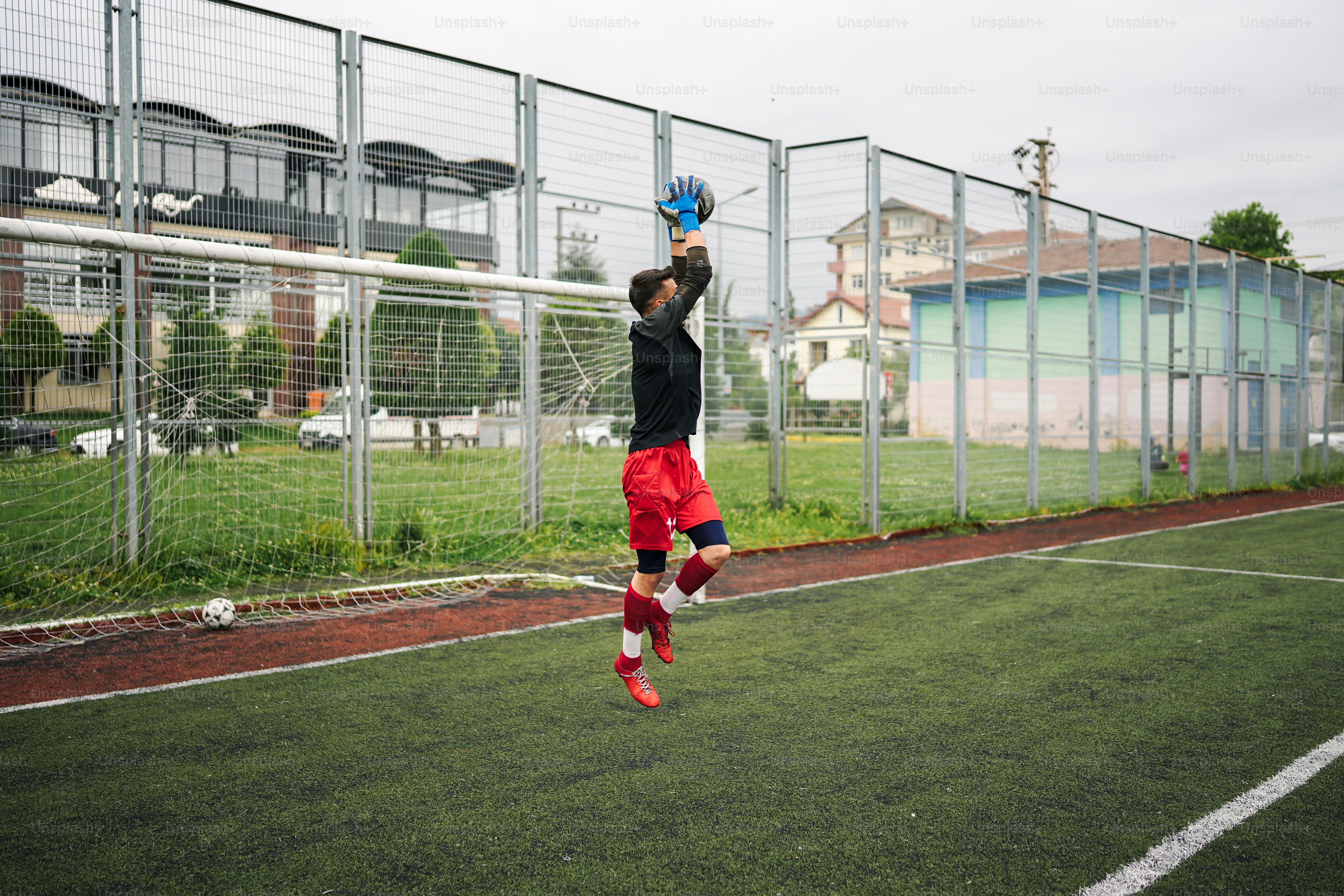 Few images capture the verve, energy, and tension of human life better than sports images. Capturing bodies in motion is no easy feat, so Unsplash has curated an only-the-finest selection of sporting images that cover everything from yoga and dancing to football and baseball