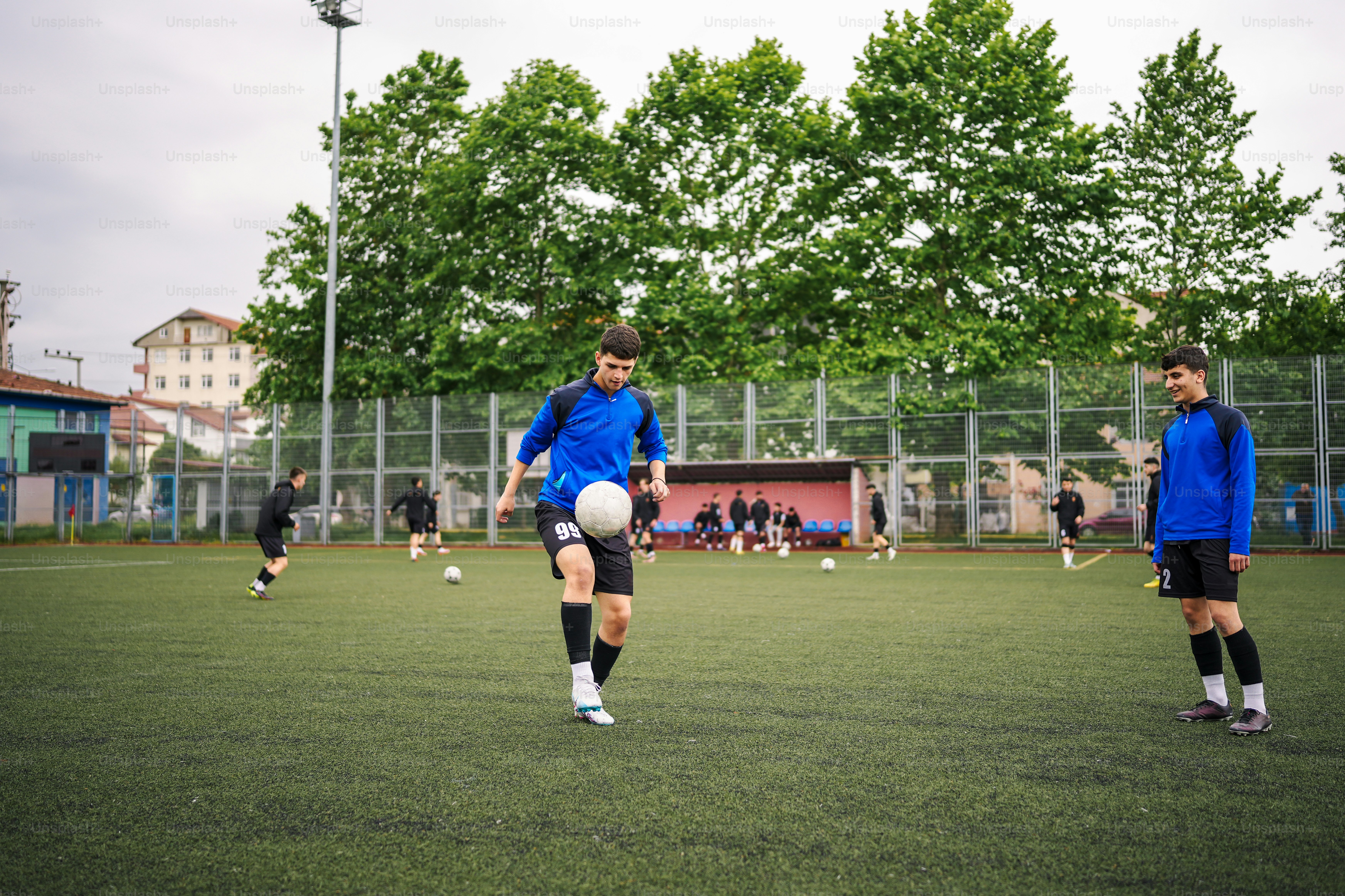 Un grupo de jóvenes jugando un partido de fútbol