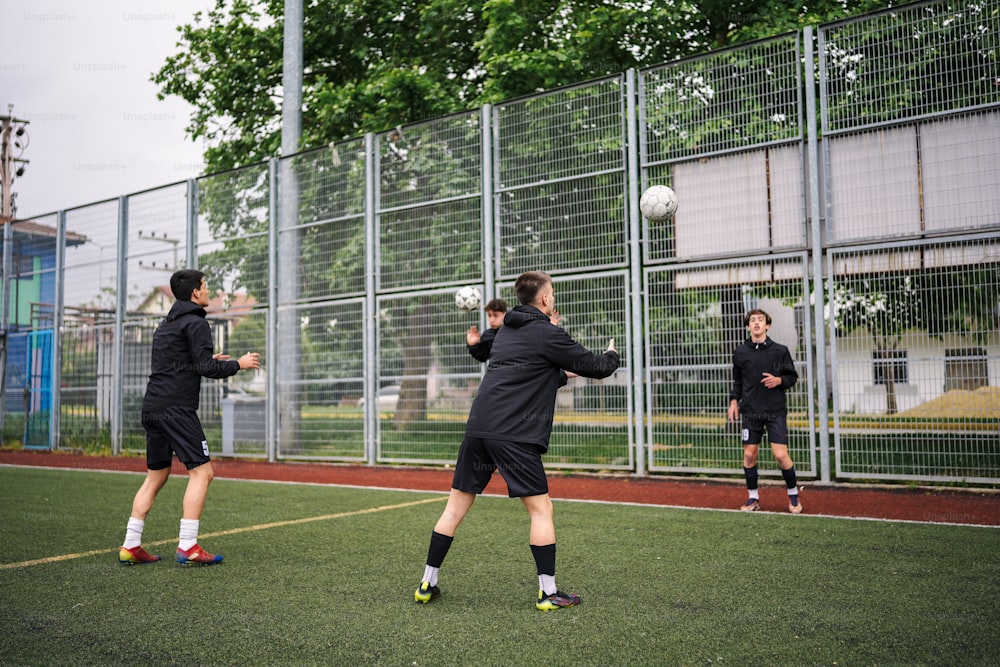 Un grupo de jóvenes jugando un partido de fútbol