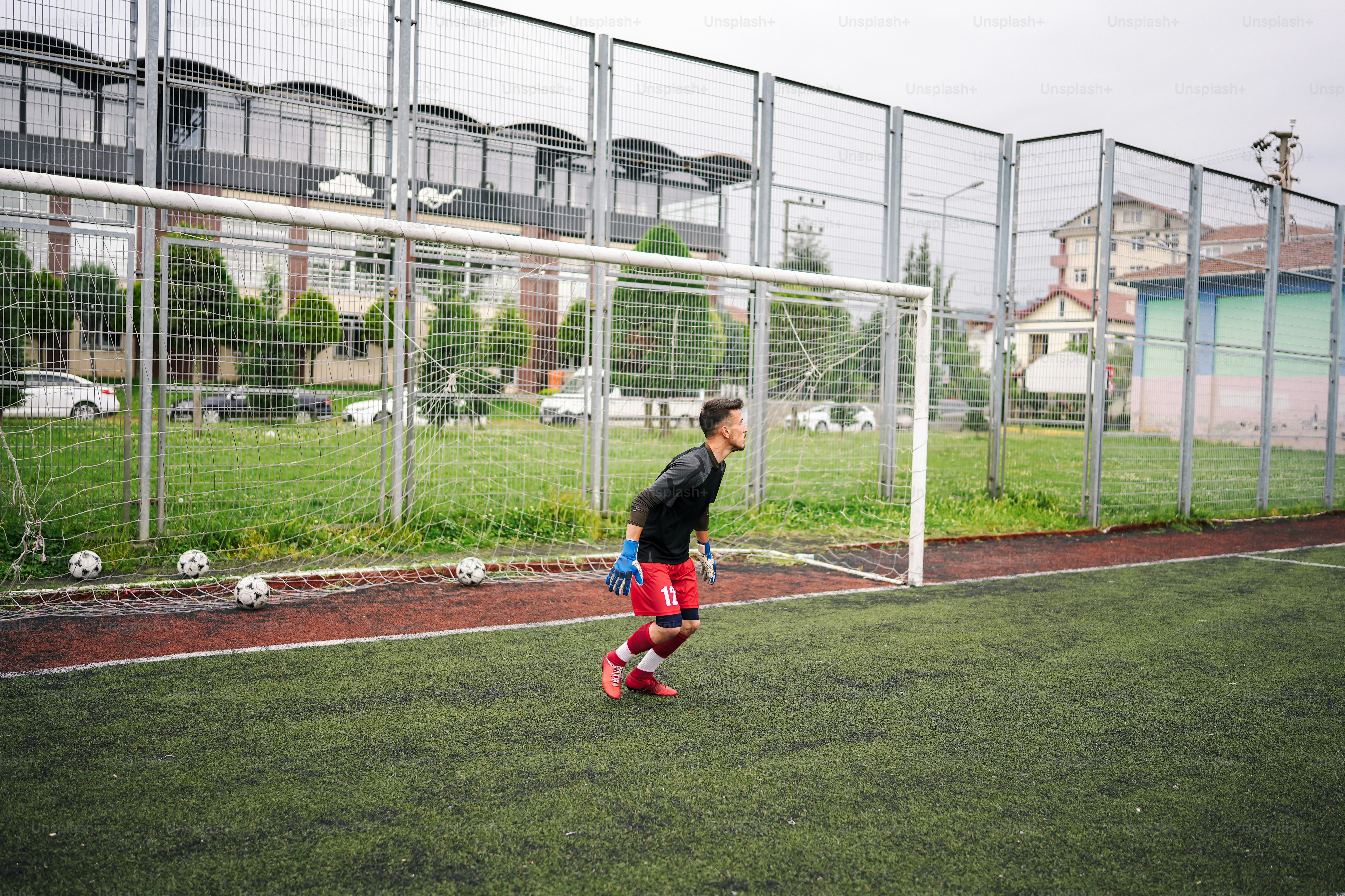 Un niño jugando al fútbol en un campo de fútbol