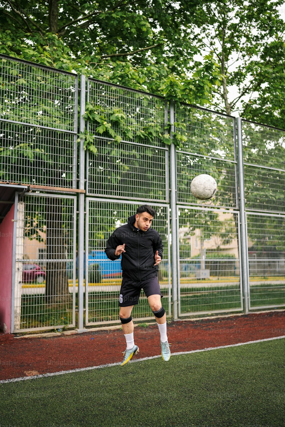 フィールドの上にサッカーボールを蹴る�若い男