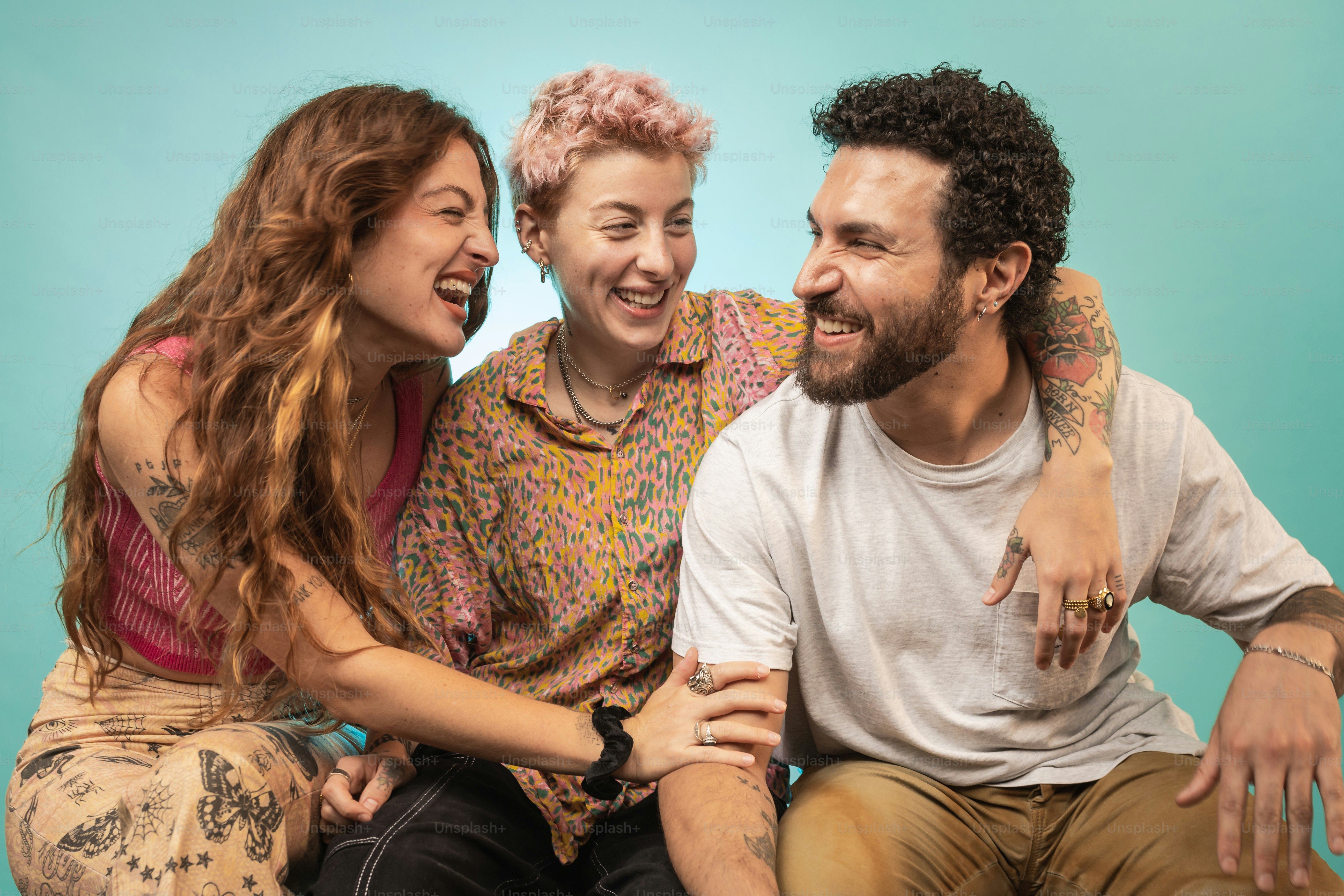 un gruppo di persone sedute una accanto all'altra