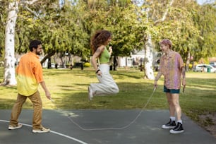 um homem e uma mulher jogando em uma quadra de basquete