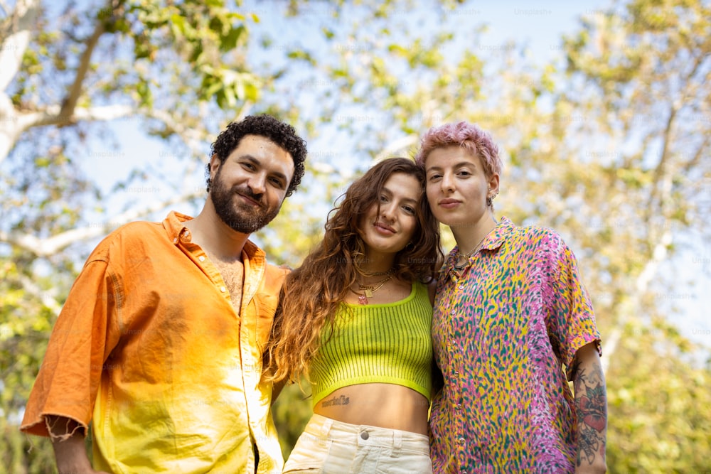 un gruppo di tre persone in piedi l'una accanto all'altra